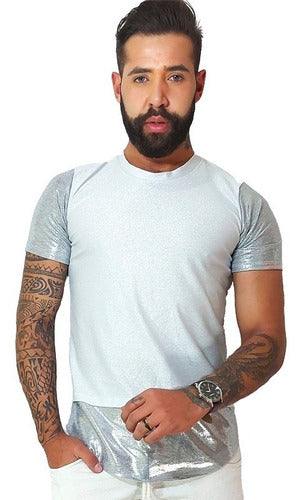 Camiseta Masculina Malha Detalhes nas Mangas e Barra Prateado Brilhoso