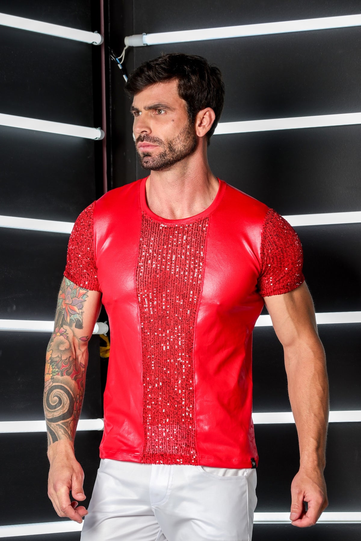 Camiseta Masculina em Cirrê Detalhe e Mangas Paetê
