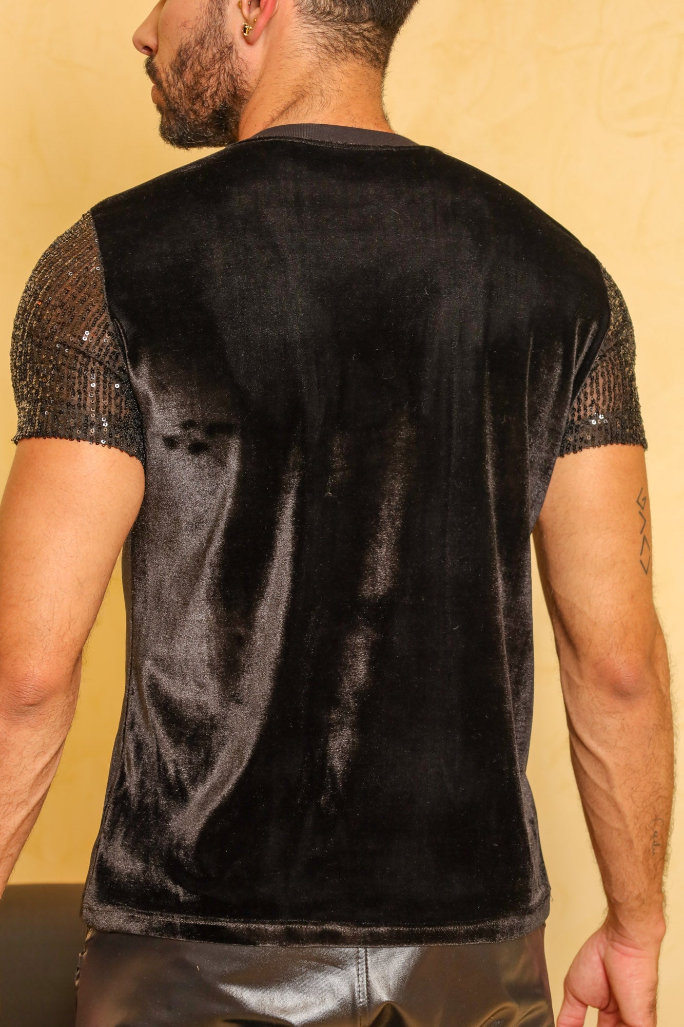 Camiseta Masculina em Veludo Preto Detalhe Paetê