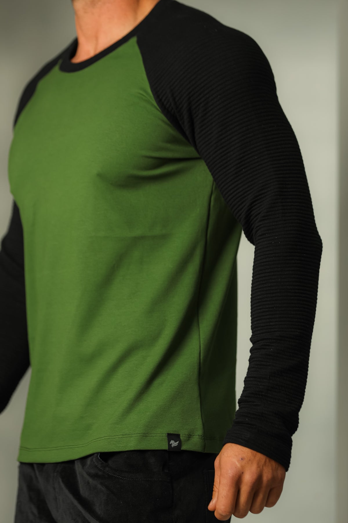 Camiseta Masculina Malha Ponto Roma Verde com Manga Longa Preta