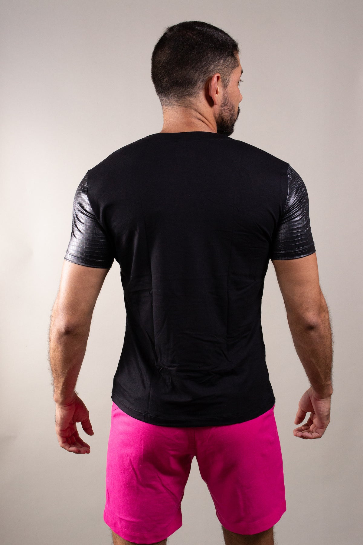 Camiseta Masculina Manga e Detalhe no Ombro Resinado