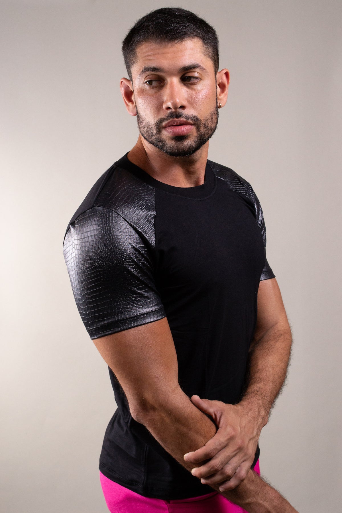 Camiseta Masculina Manga e Detalhe no Ombro Resinado