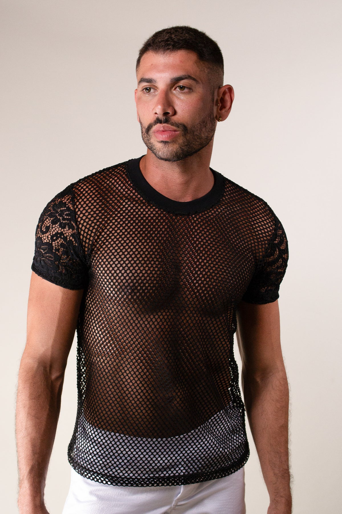 Camiseta Masculina em Arrastão com Mangas em Renda