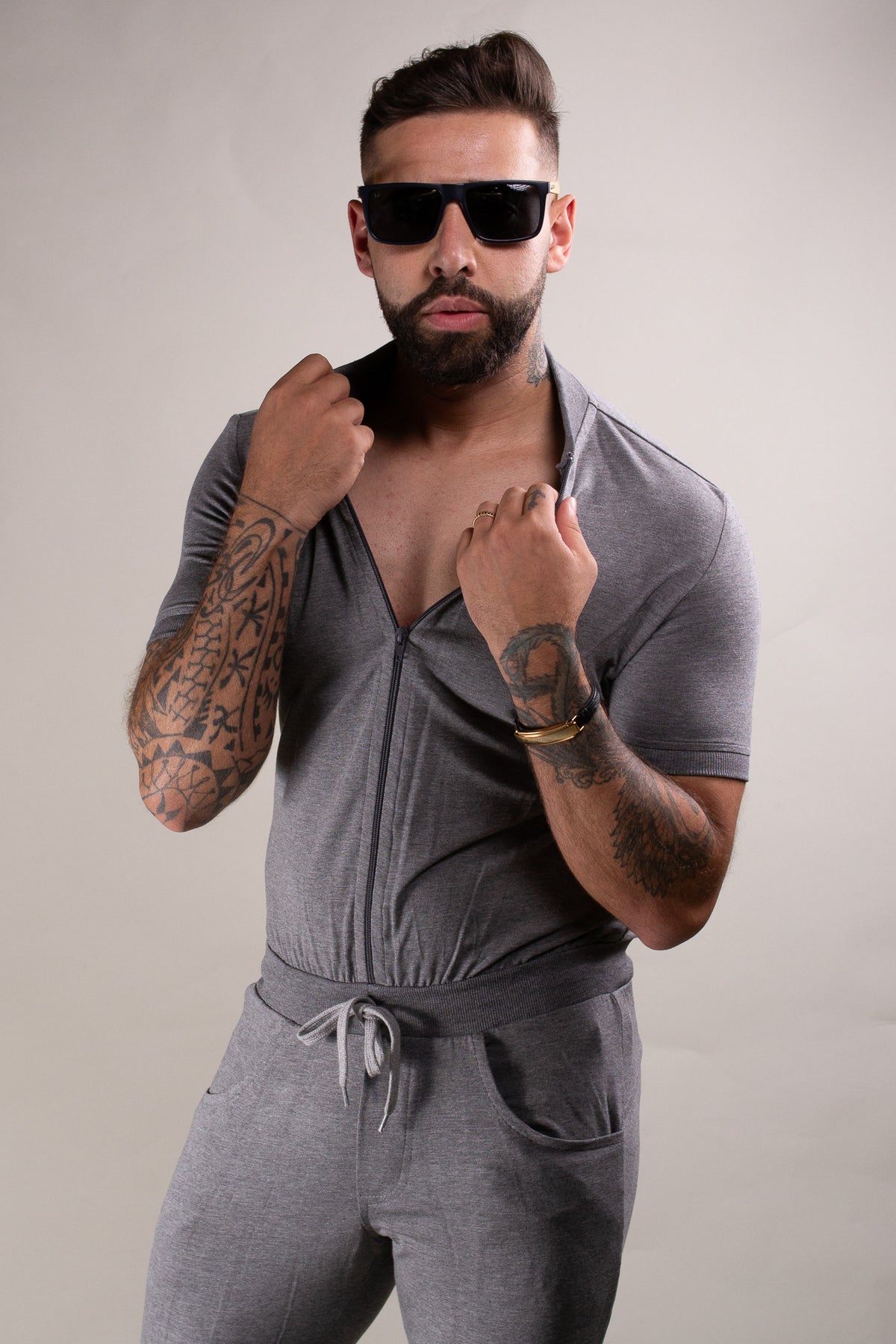 Macacão Masculino em Malha Cinza Gola Bomber