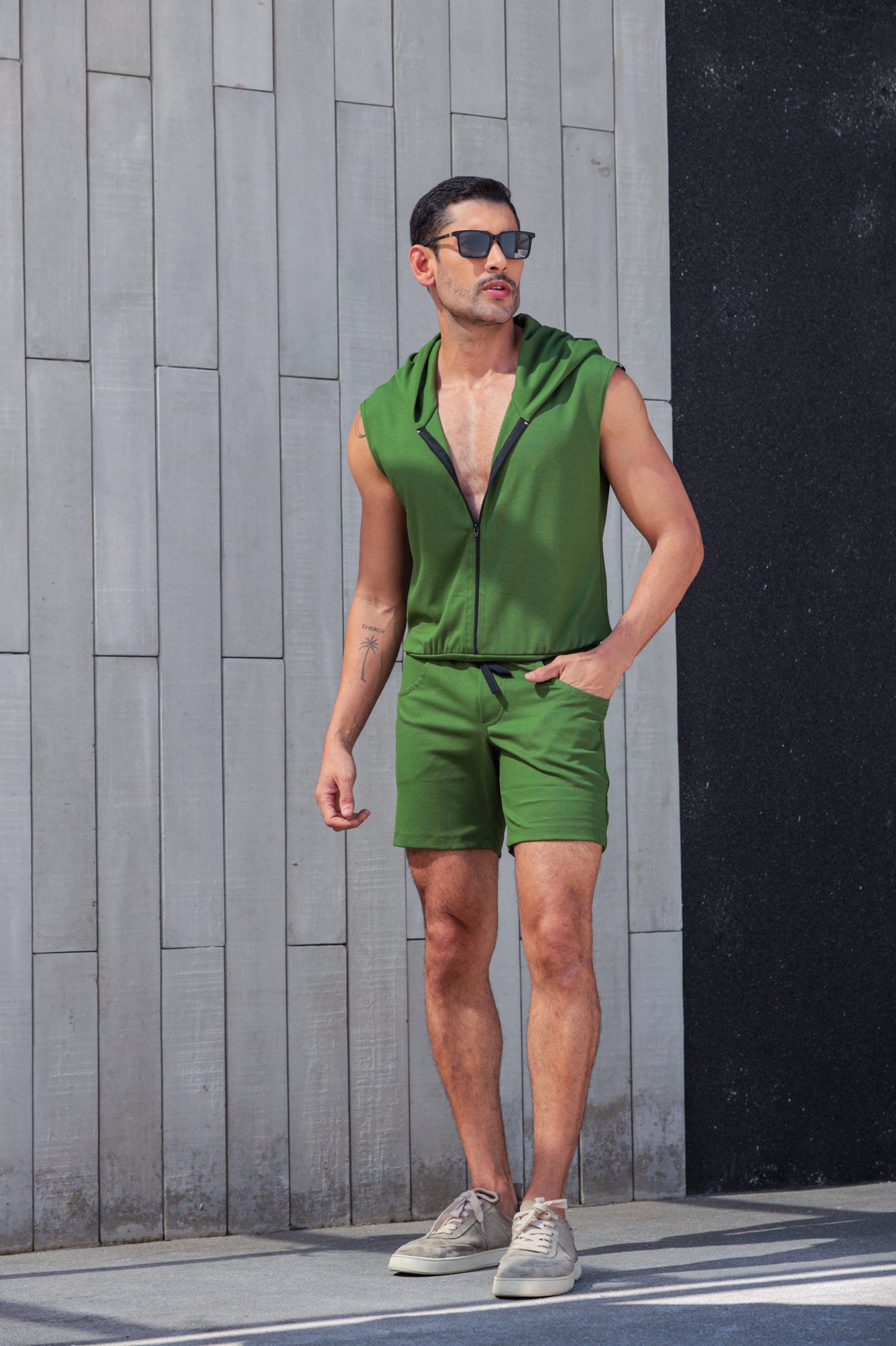 Macaquinho Masculino Modelo Machão com Capuz