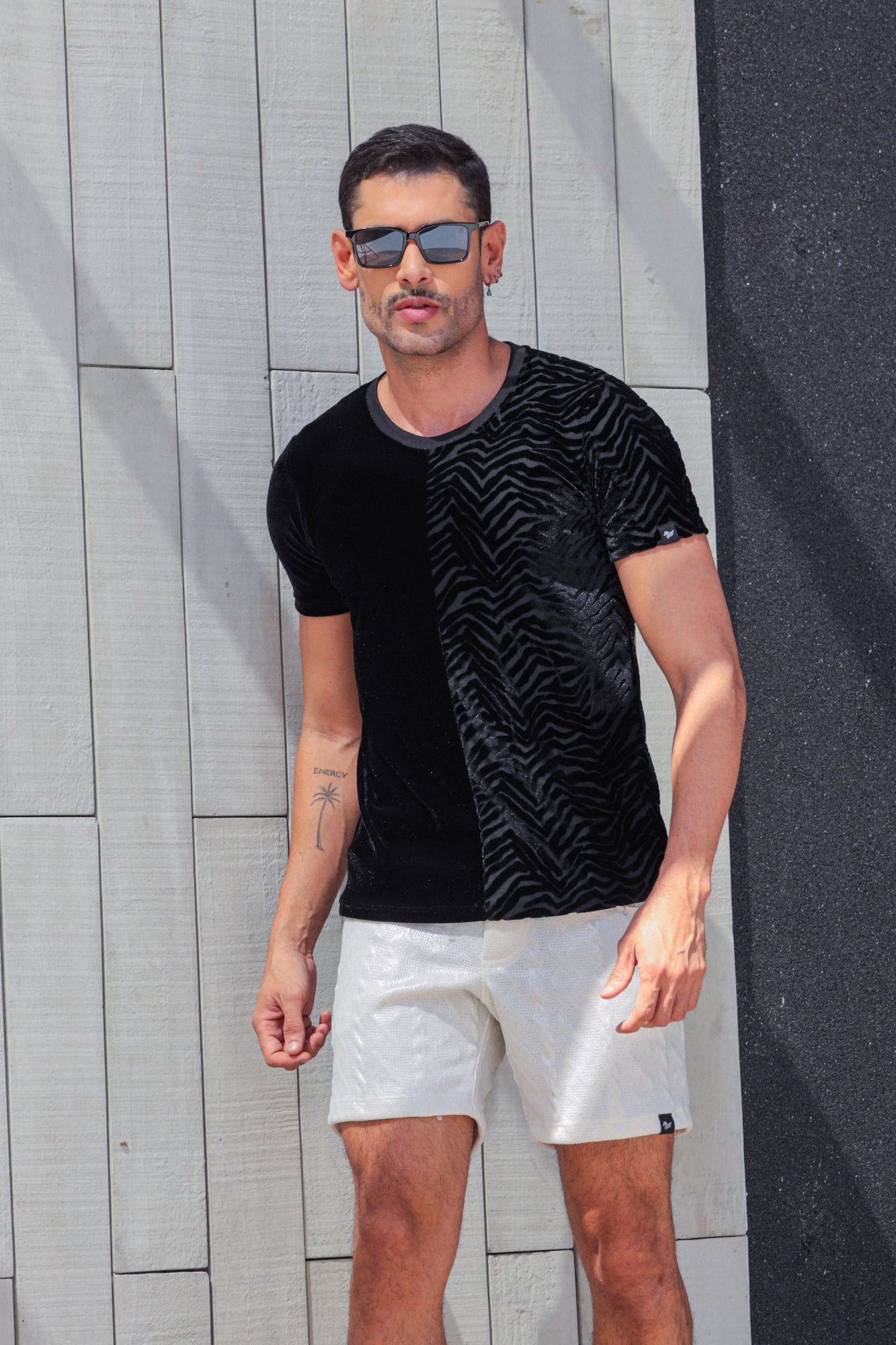 Camiseta Masculina em Veludo com Devorê de Veludo