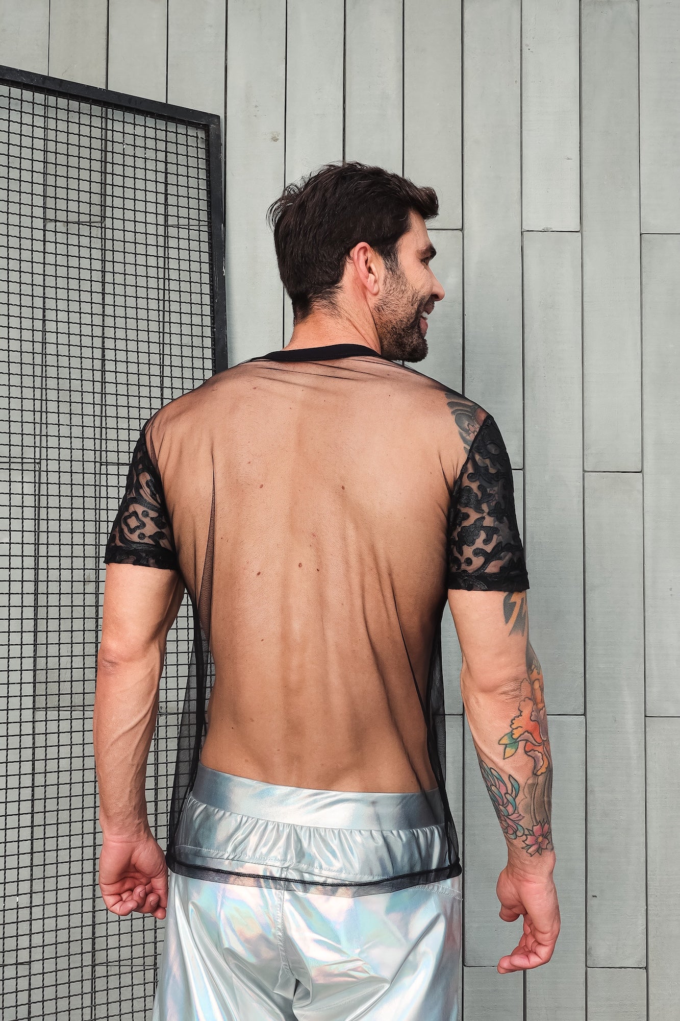 Camiseta Masculina em Tule com Manga Resinada