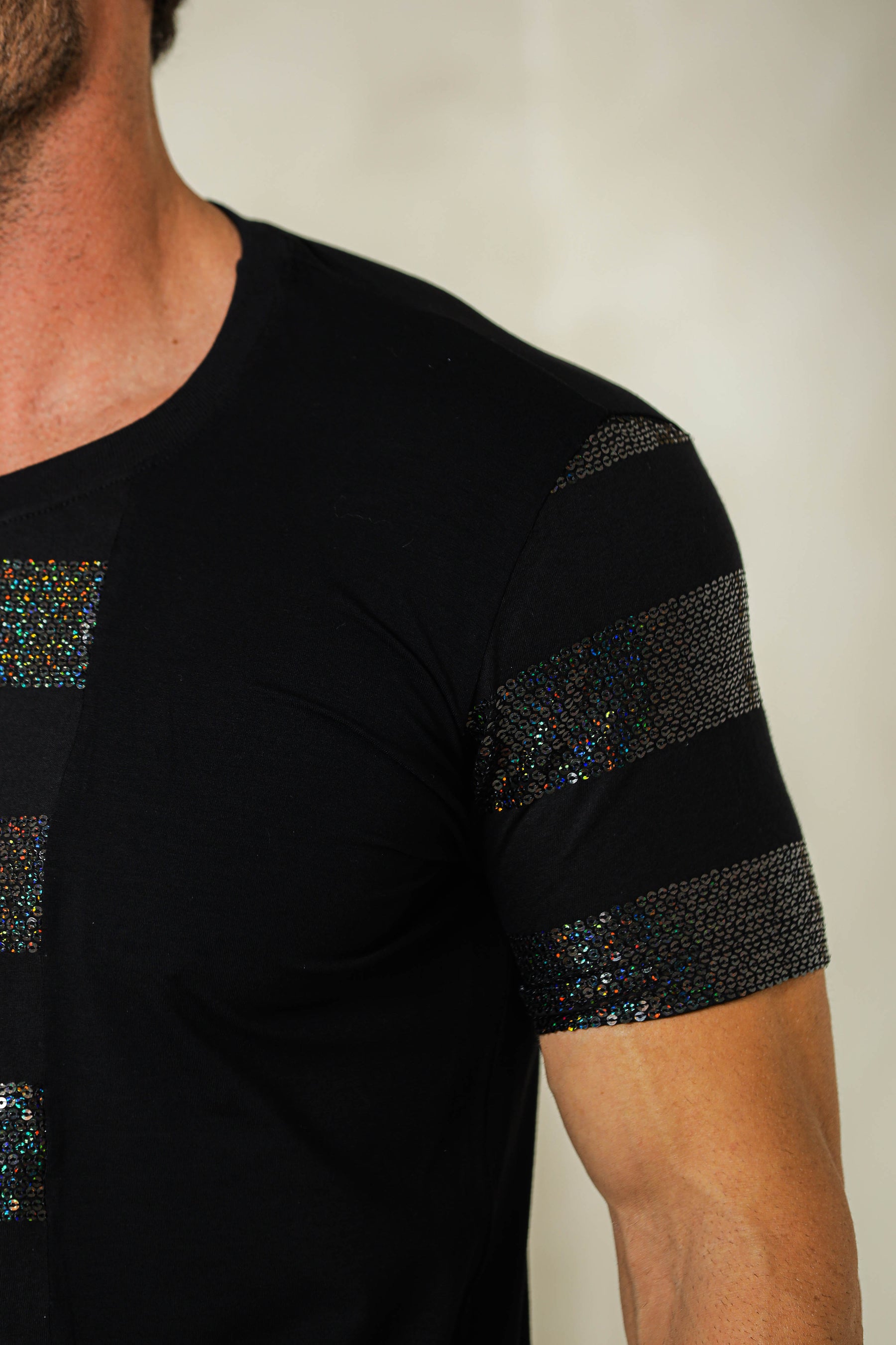 Camiseta Masculina em Malha Detalhe Paetê Listras