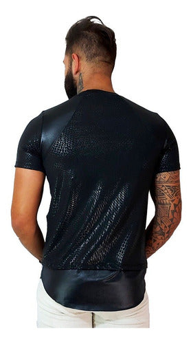 Camiseta Masculina em Cirrê Estampado Barra Redonda