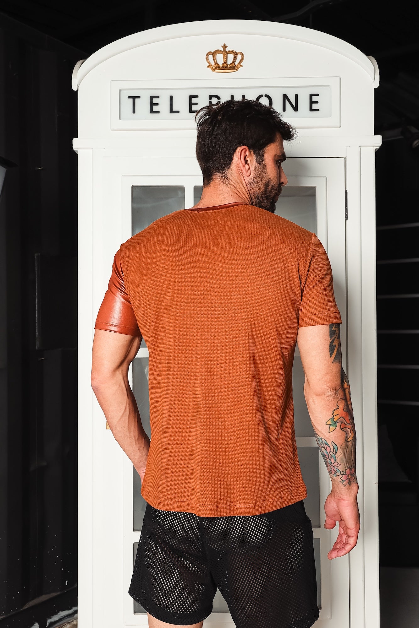 Camiseta Masculina em Malha Detalhe em Couro Ecológico