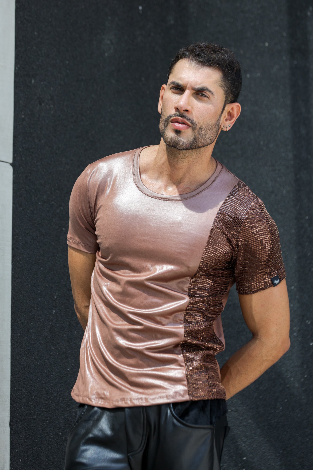 Camiseta Masculina em Cirrê Detalhe em Paetê