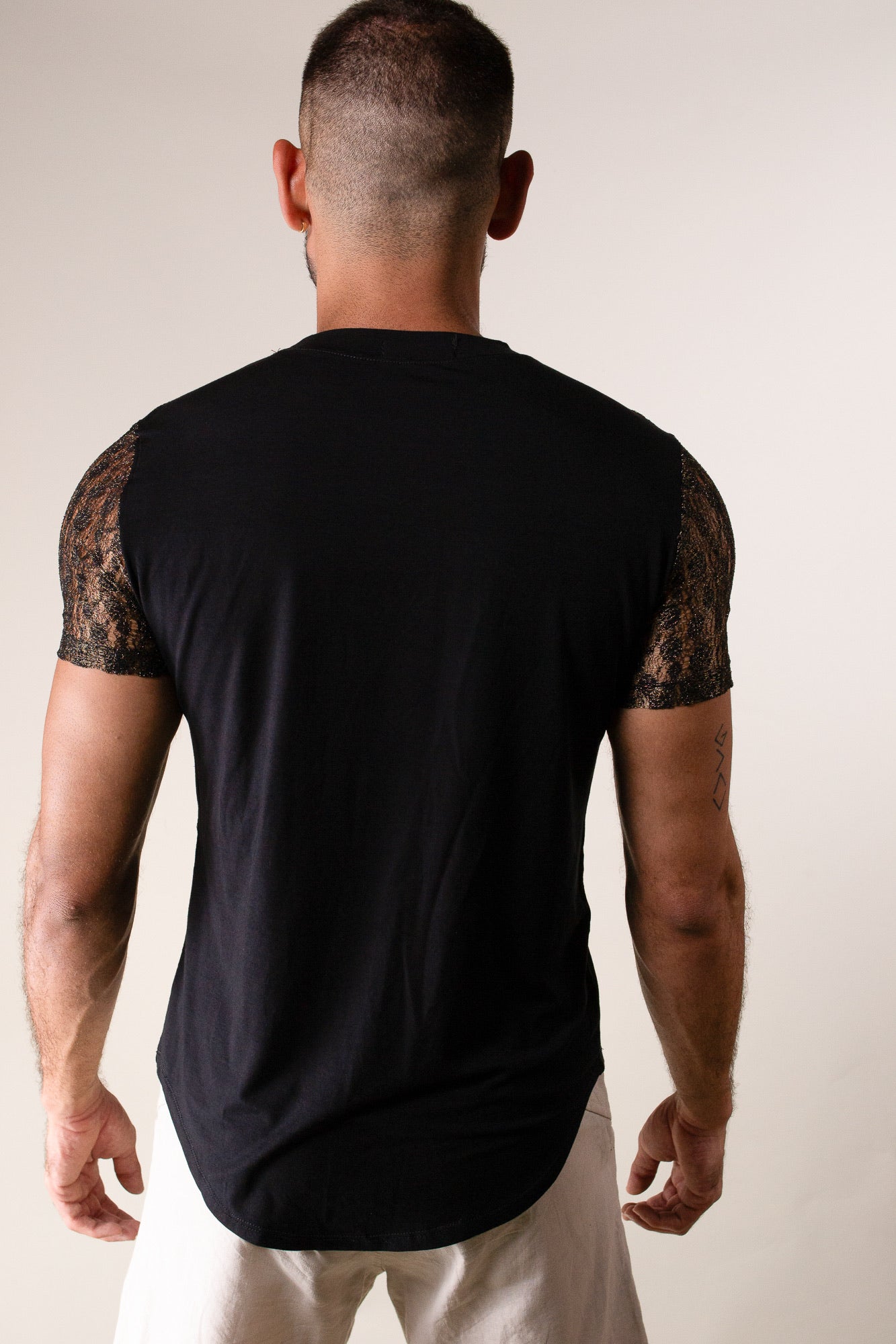 Camiseta Masculina em Viscolycra Preta Frente Arrastão Dourado