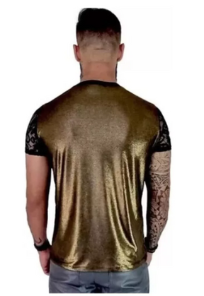 Camiseta Masculina em Lamê Dourado Detalhe Manga em Renda