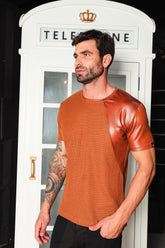 Camiseta Masculina em Malha Detalhe em Couro Ecológico