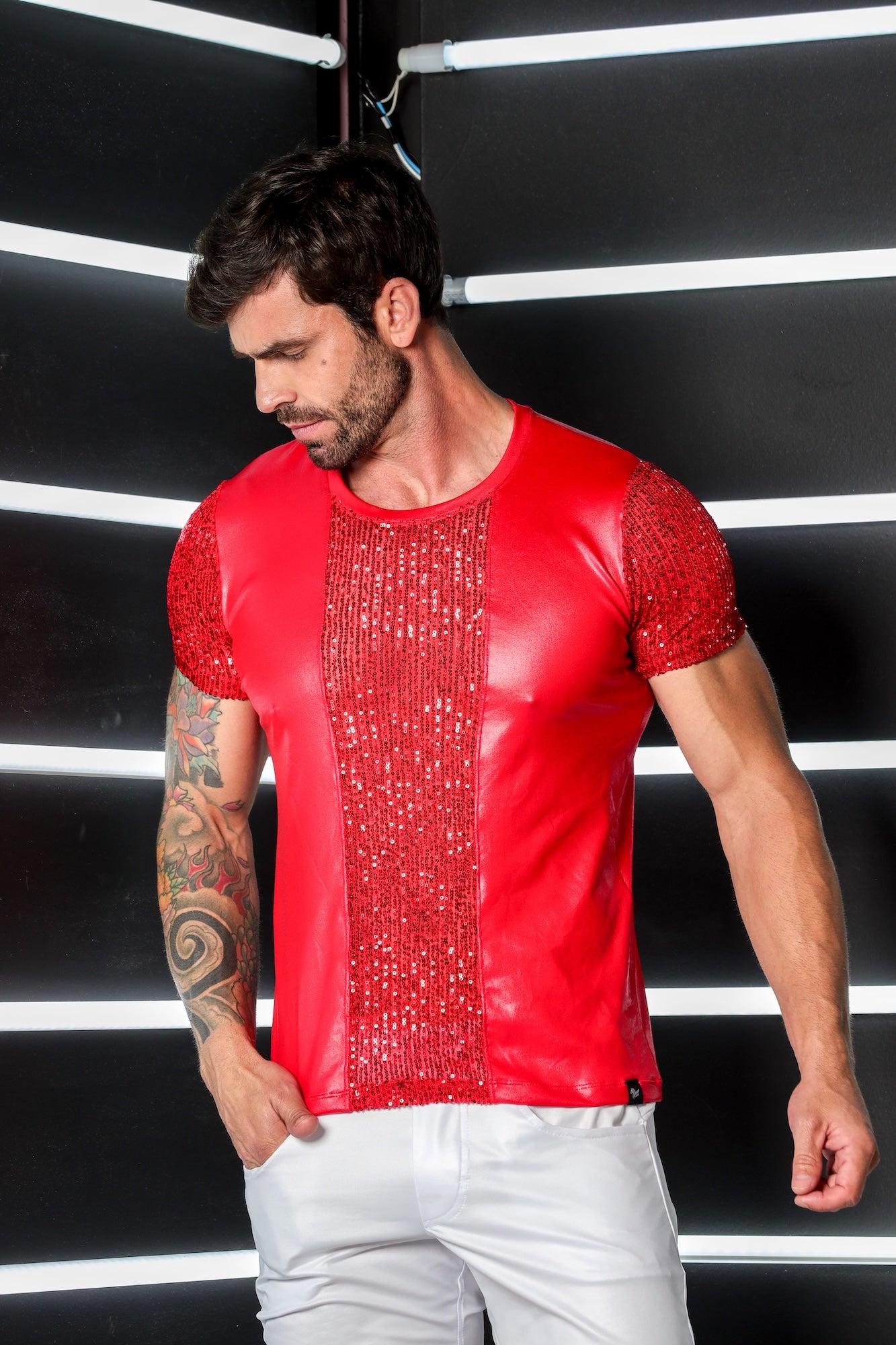 Camiseta Masculina em Cirrê com Detalhe e Mangas em Paetê