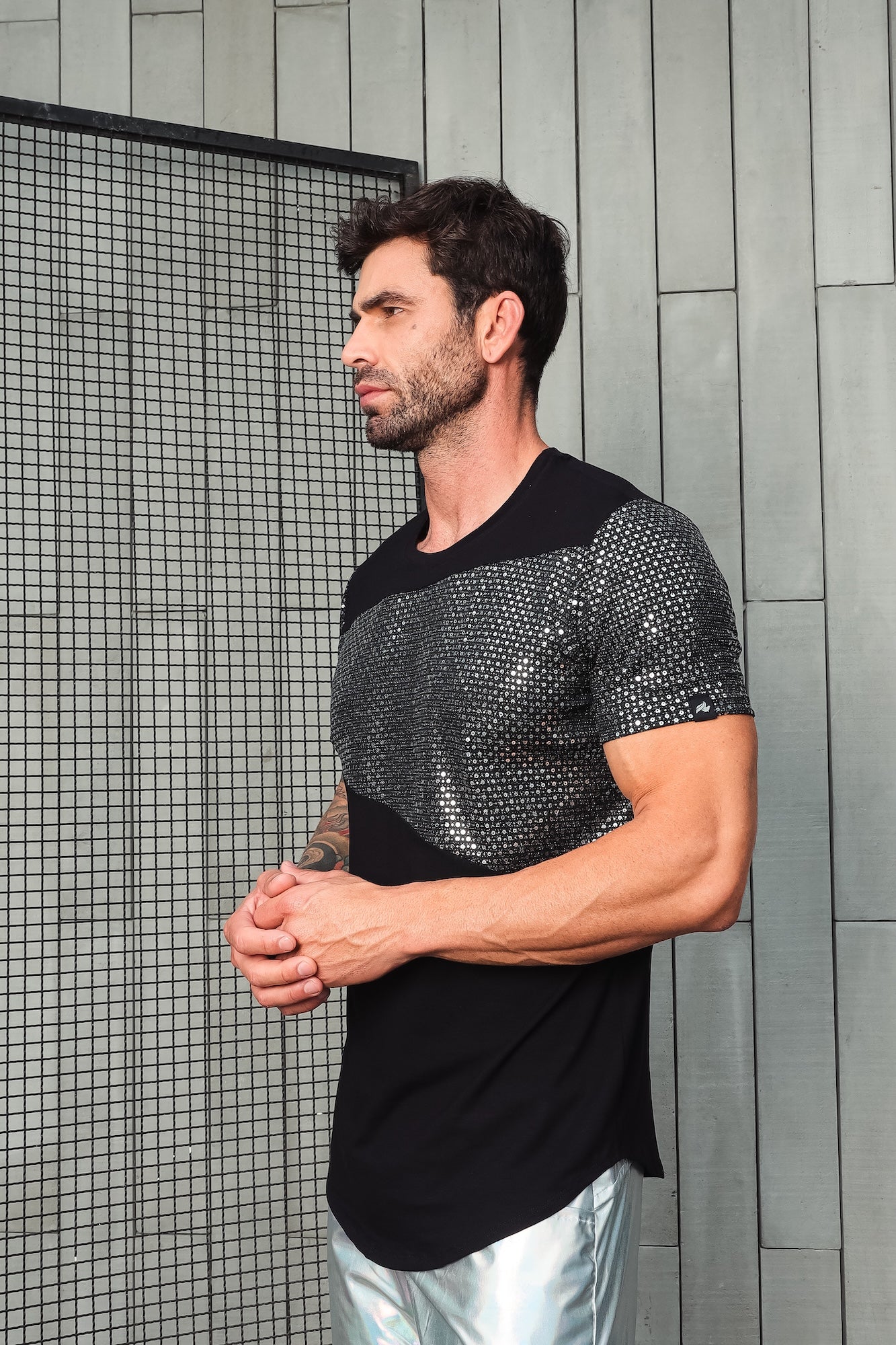 Camiseta Masculina Barra Arredondada Viscolycra com Detalhe em Paetê