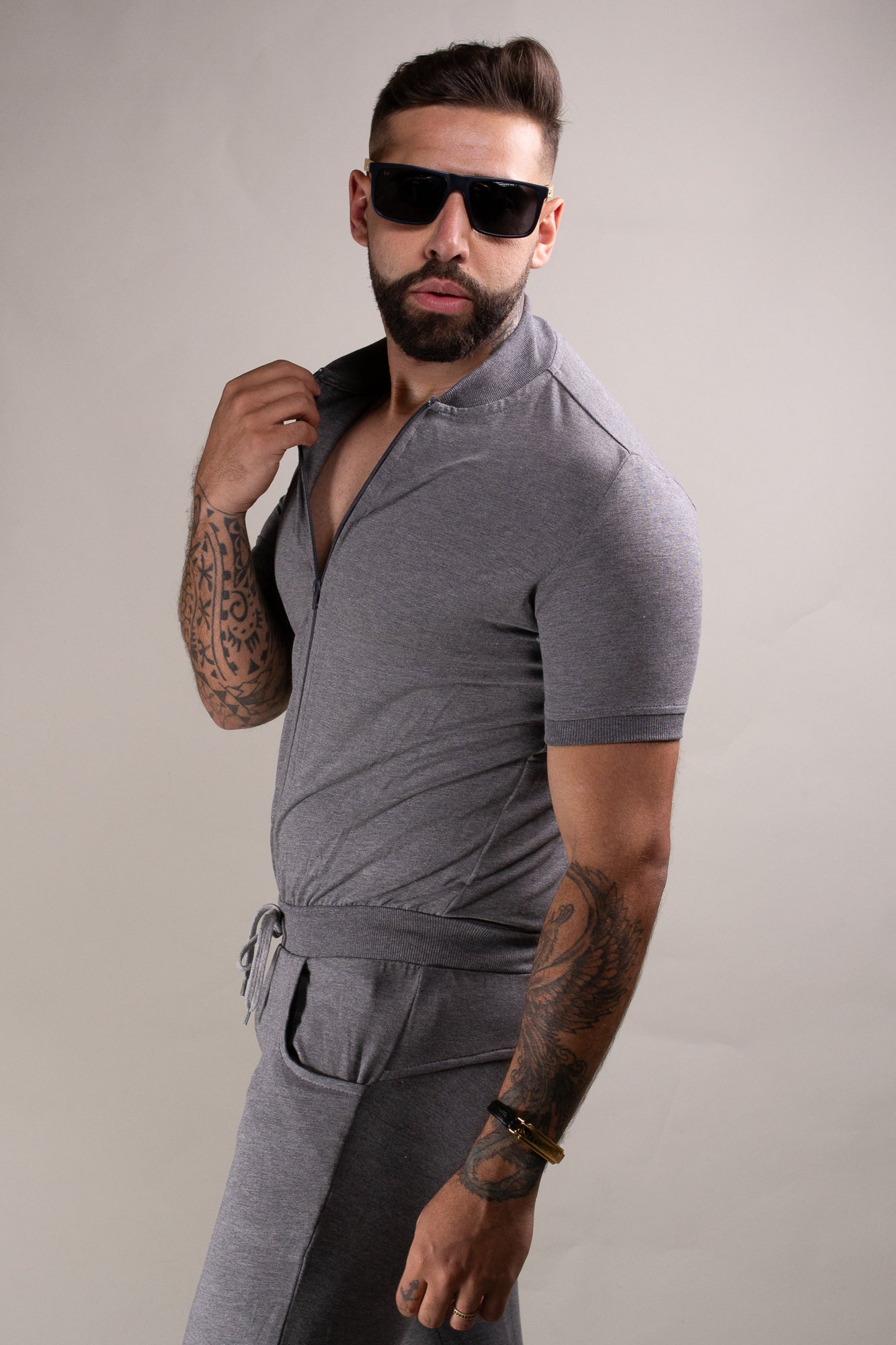 Macacão Masculino em Malha Cinza Gola Bomber