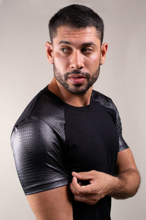 Camiseta Masculina Manga e Detalhe Ombro Cirrê Pele de Crocodilo
