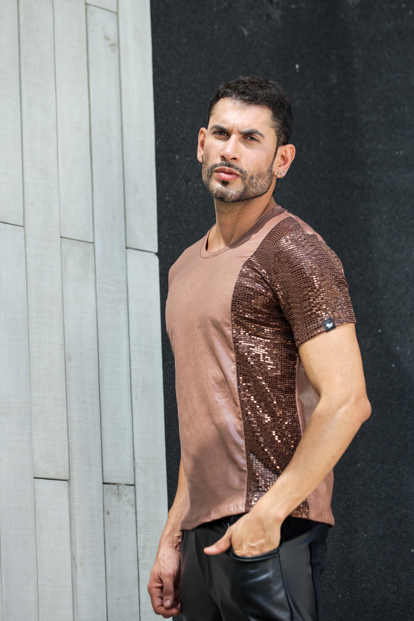 Camiseta Masculina em Cirrê Detalhe em Paetê