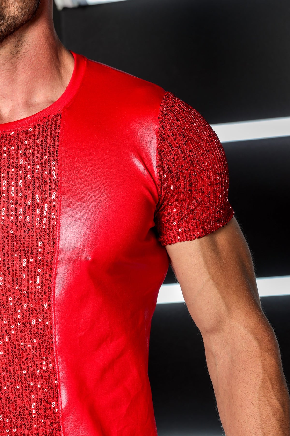 Camiseta Masculina em Cirrê Detalhe e Mangas Paetê