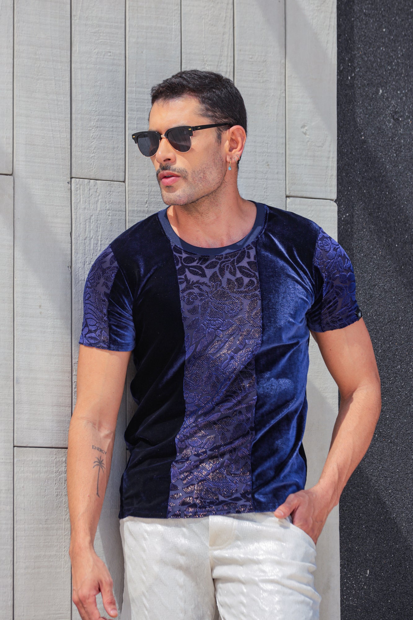 Camiseta Masculina em Veludo Detalhe Veludo Devorê