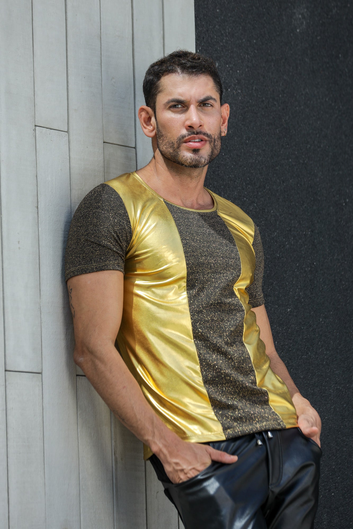Camiseta Masculina em Lamê Dourado Detalhe Frente e Mangas