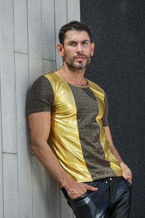 Camiseta Masculina em Lamê Dourado Detalhe Frente e Mangas