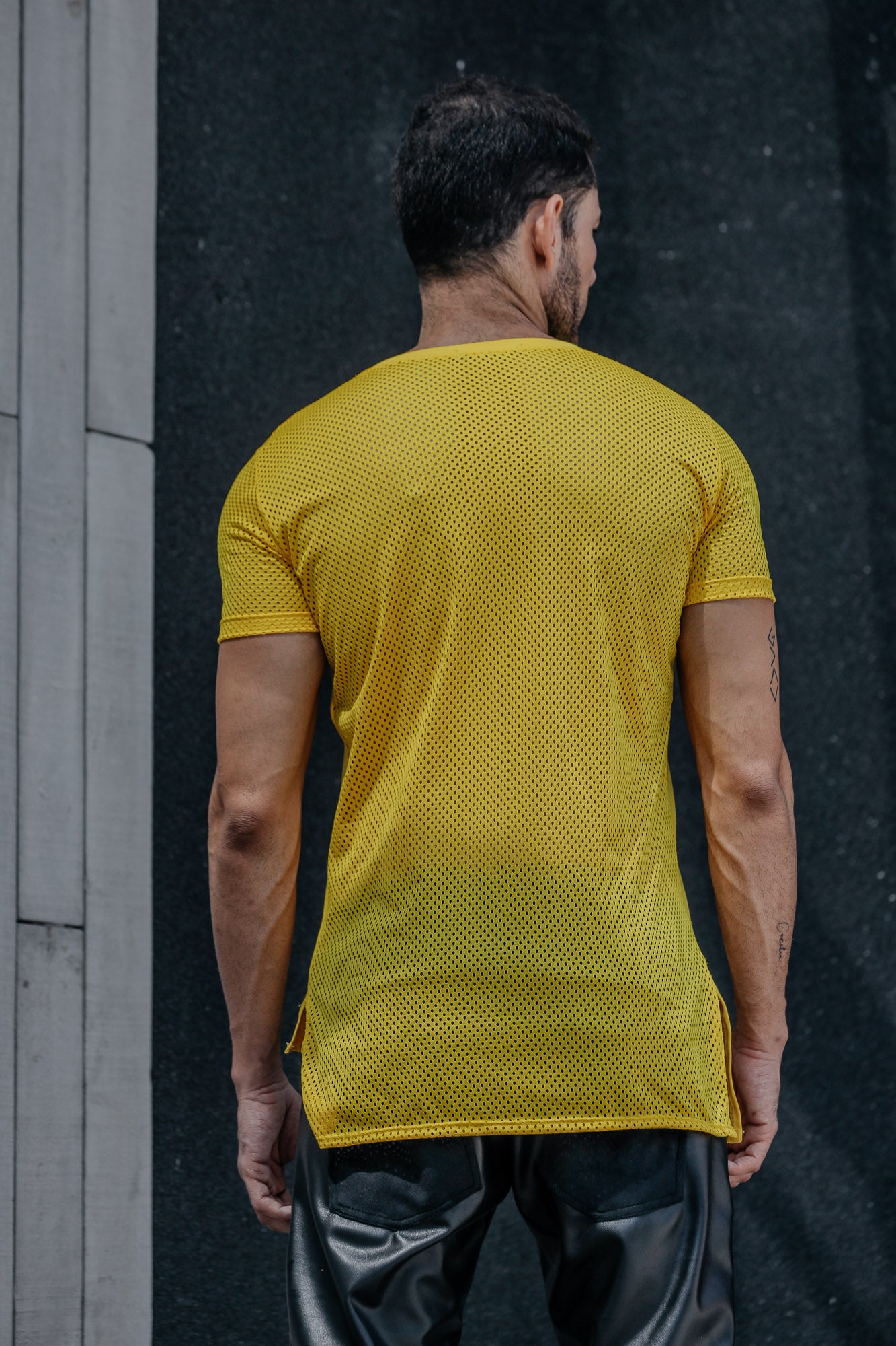 Camiseta Masculina Long Line em Viscolycra com Detalhe em Tela