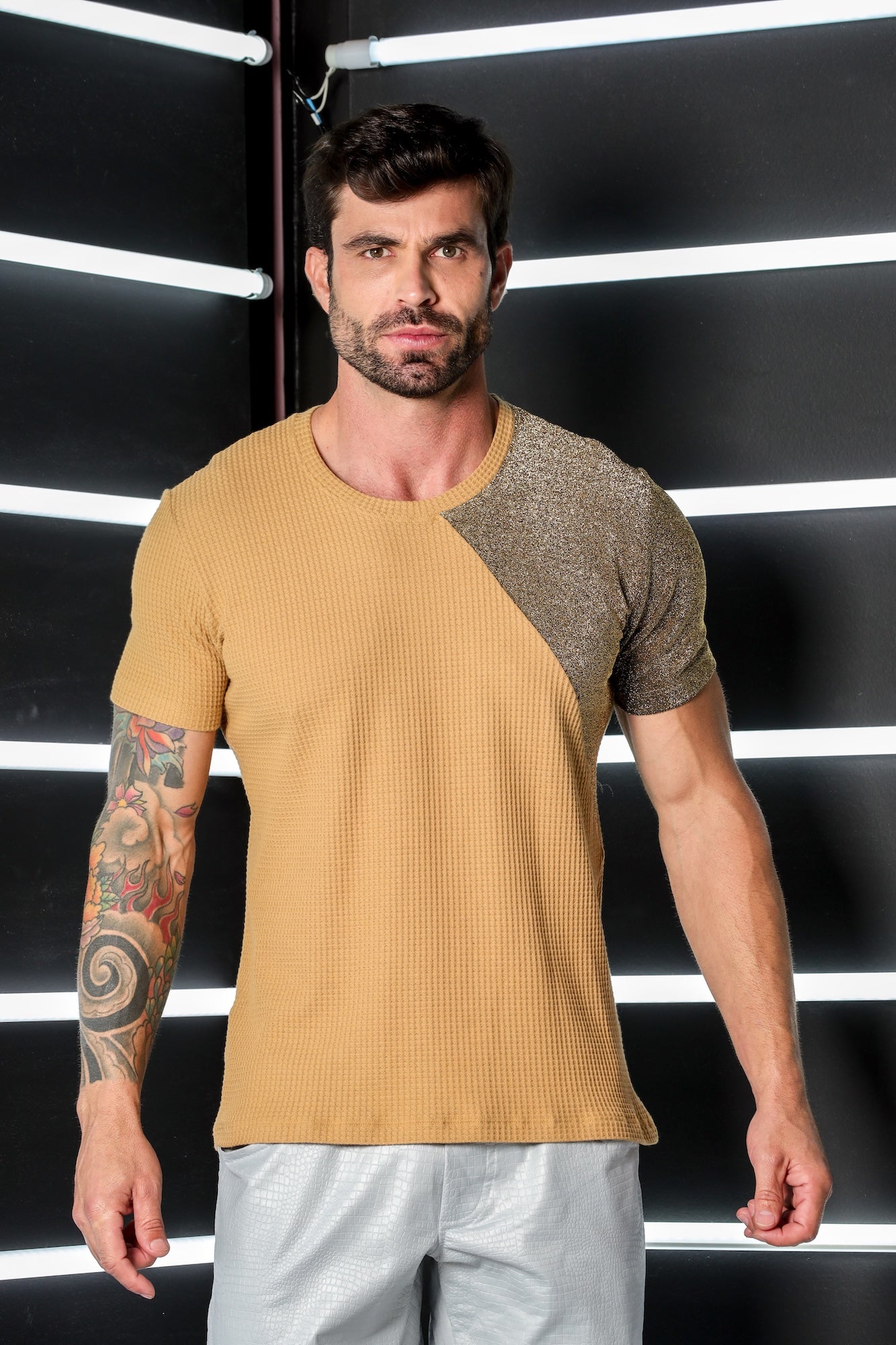 Camiseta Masculina em Malha Crepe Detalhe Lurex
