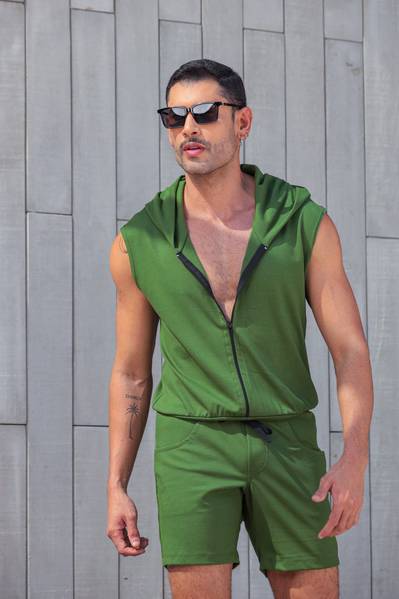Macaquinho Masculino Modelo Machão com Capuz