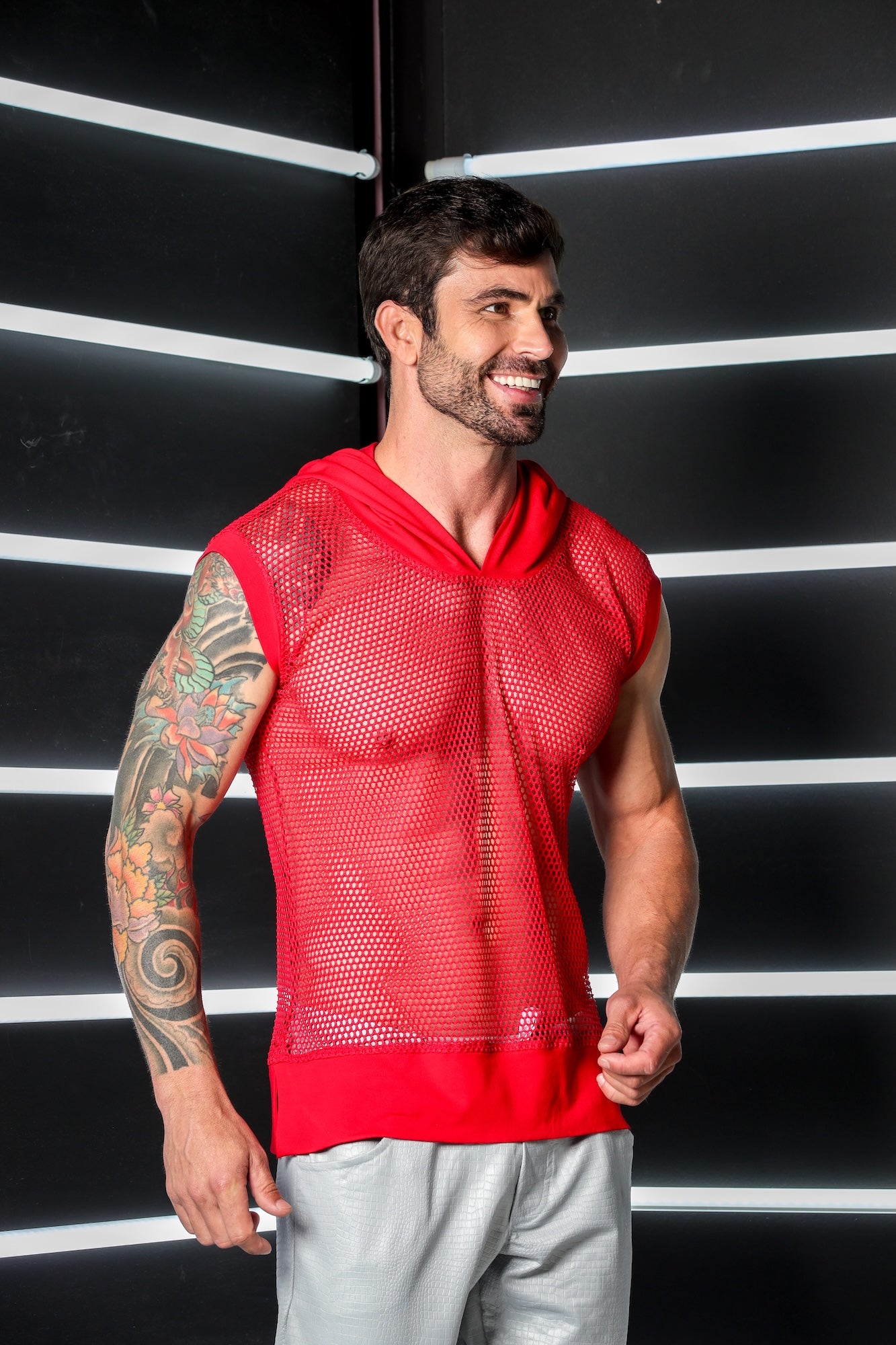 Regata Masculina Machão Vermelha com Punhos e Capuz