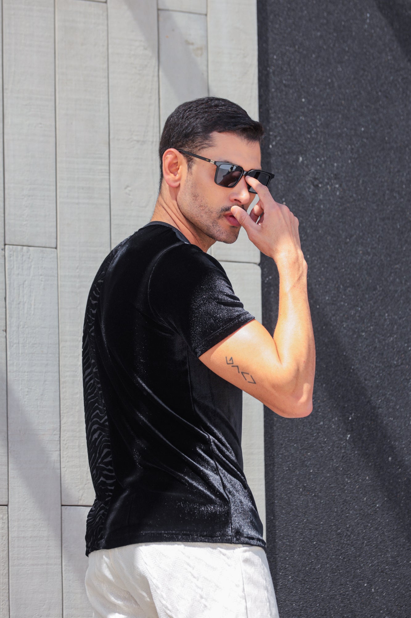 Camiseta Masculina em Veludo com Devorê de Veludo