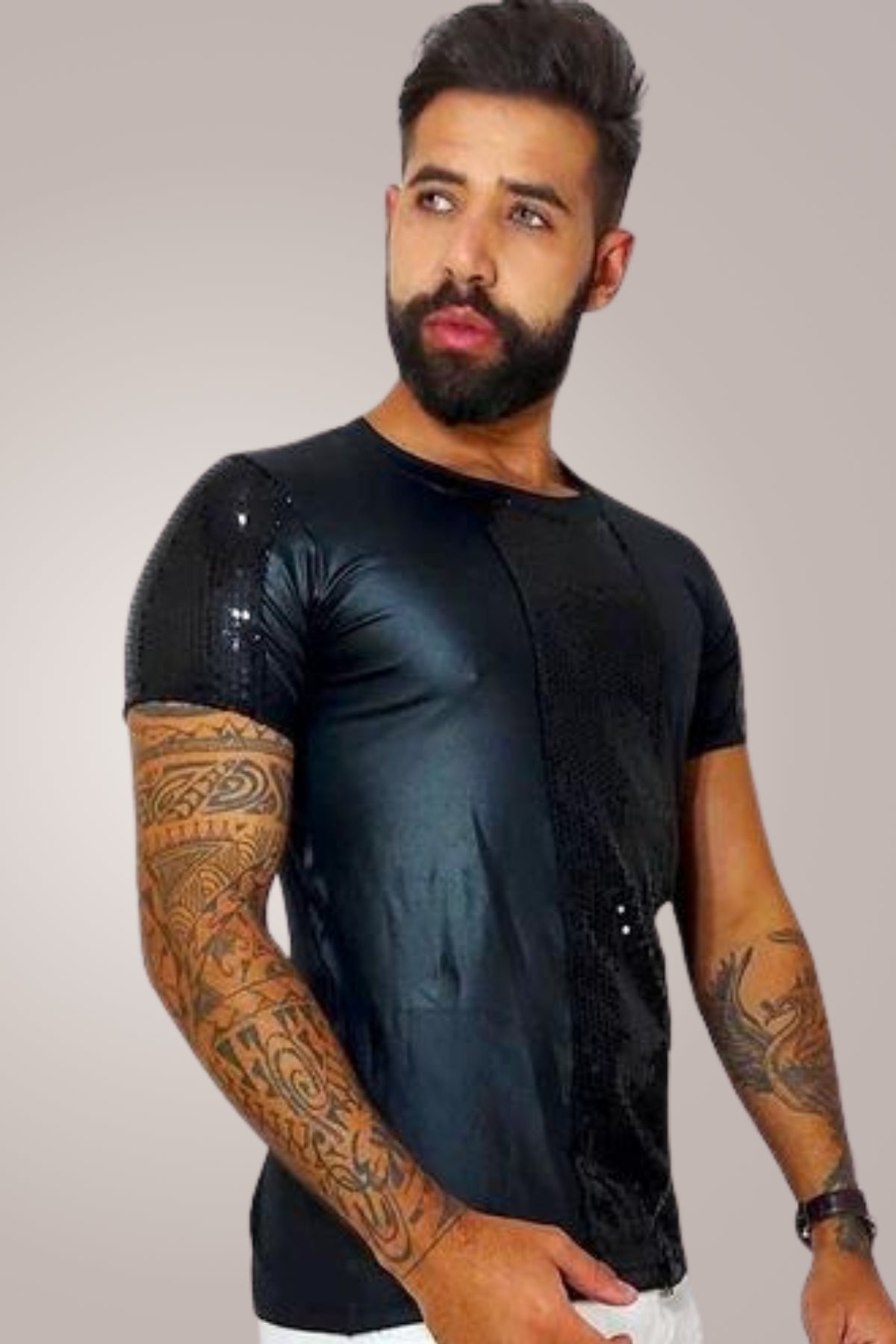 Camiseta Masculina em Cirrê Brilhoso e Mangas Detalhe em Paetê