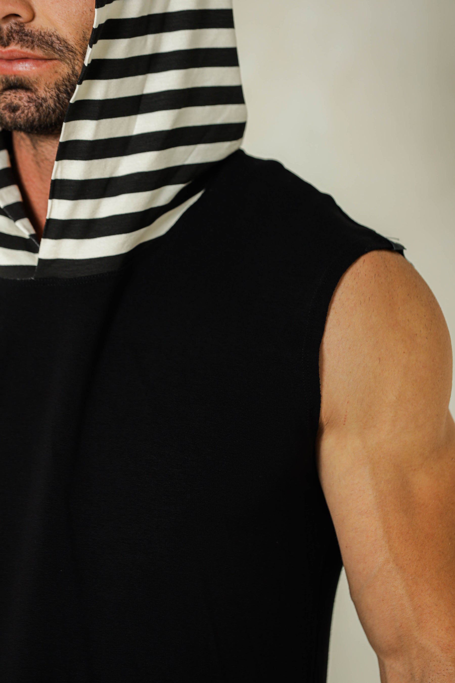 Regata Masculina Machão com Capuz e Detalhe Listrado