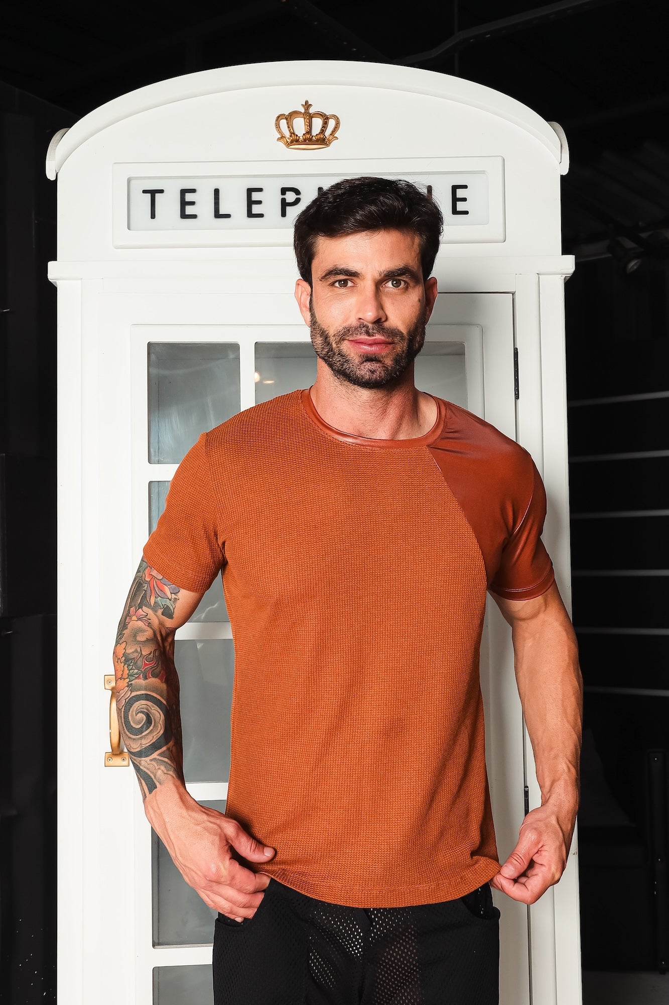 Camiseta Masculina em Malha Detalhe em Couro Ecológico