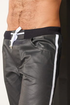 Calça Masculina Resinada Preta com Listra na Lateral