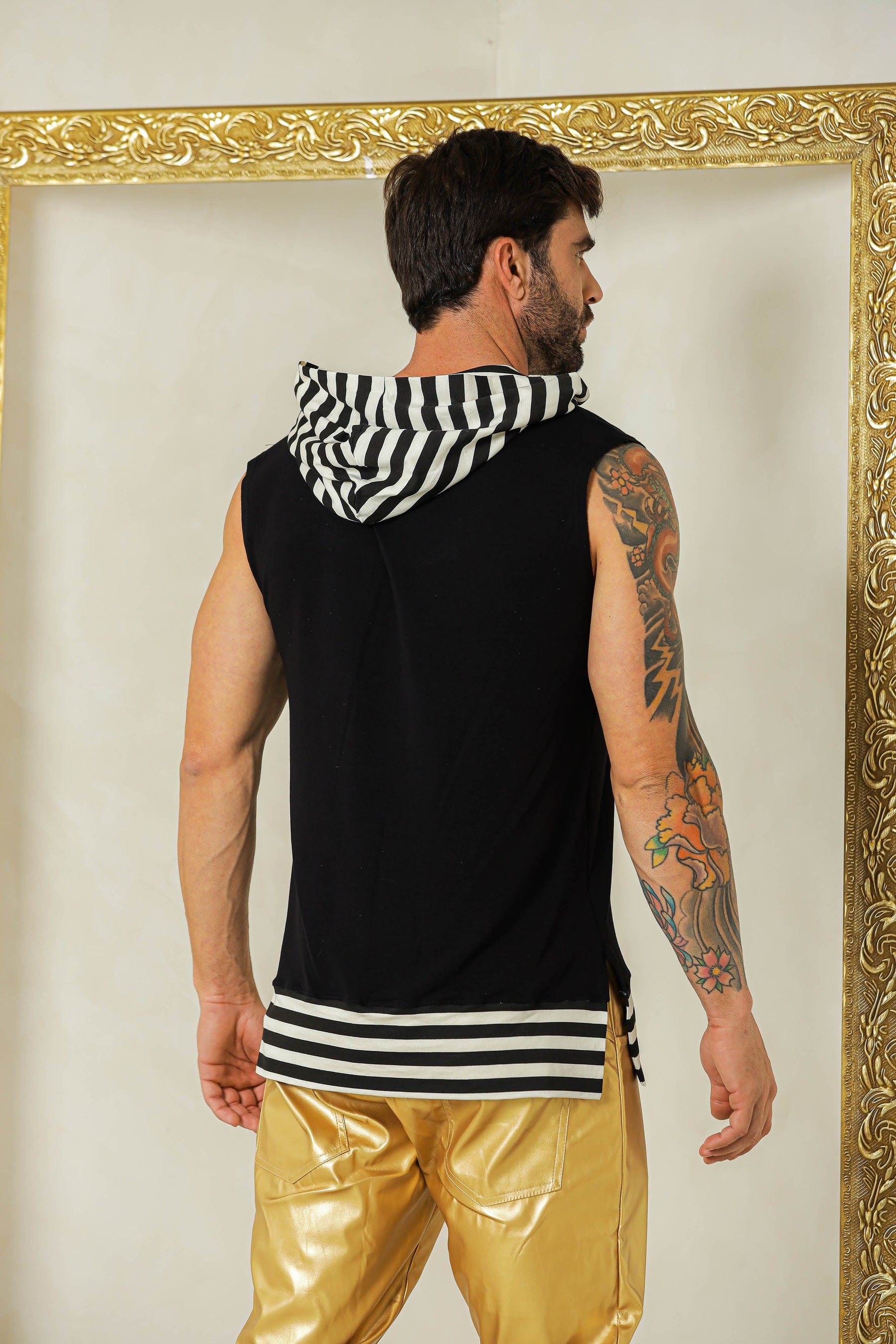 Regata Masculina Machão com Capuz e Detalhe Listrado