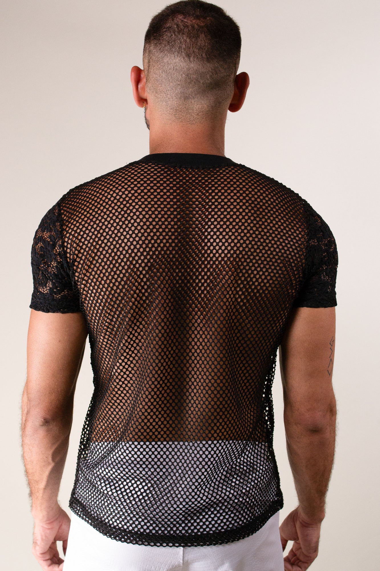 Camiseta Masculina em Arrastão Mangas em Renda