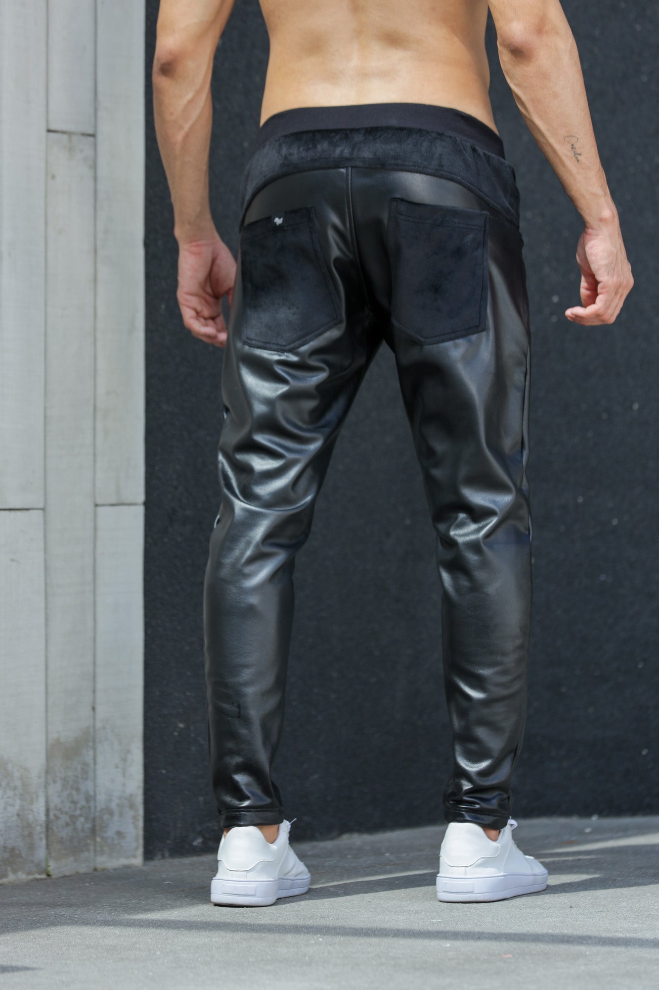 Calça Masculina Couro Ecológico com Detalhe de Plush