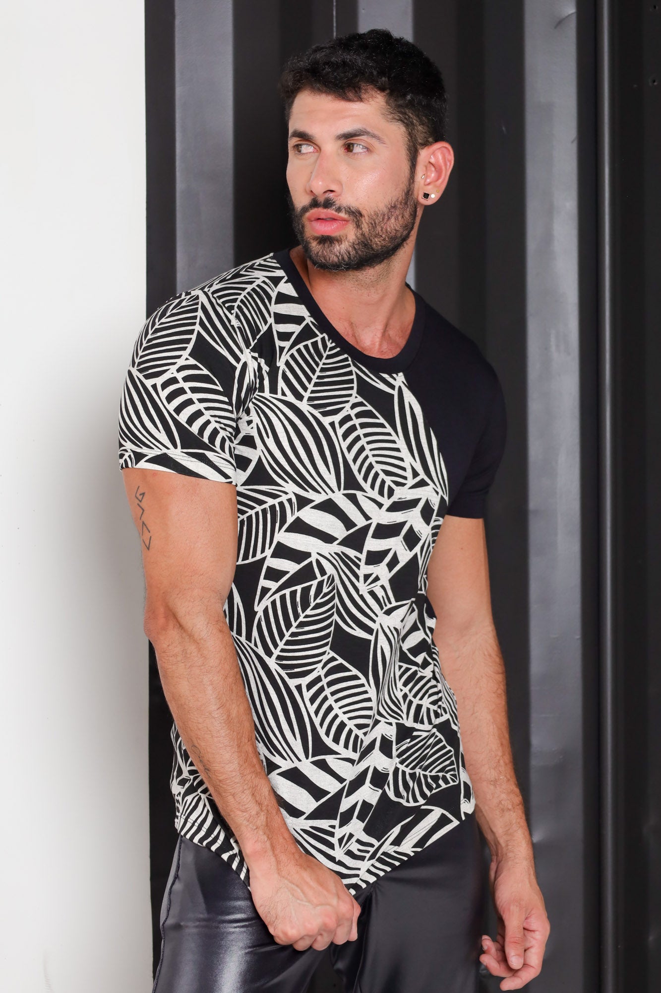 Camiseta Masculina em Viscolycra Estampa Folhas