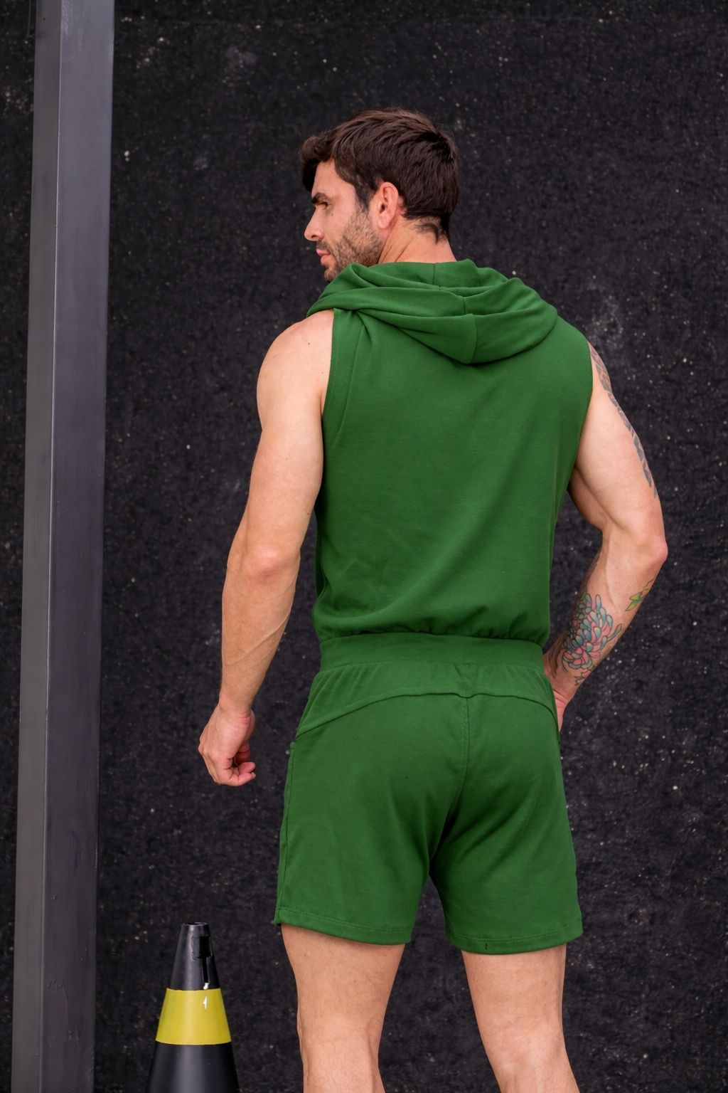 Macaquinho Masculino Modelo Machão com Capuz
