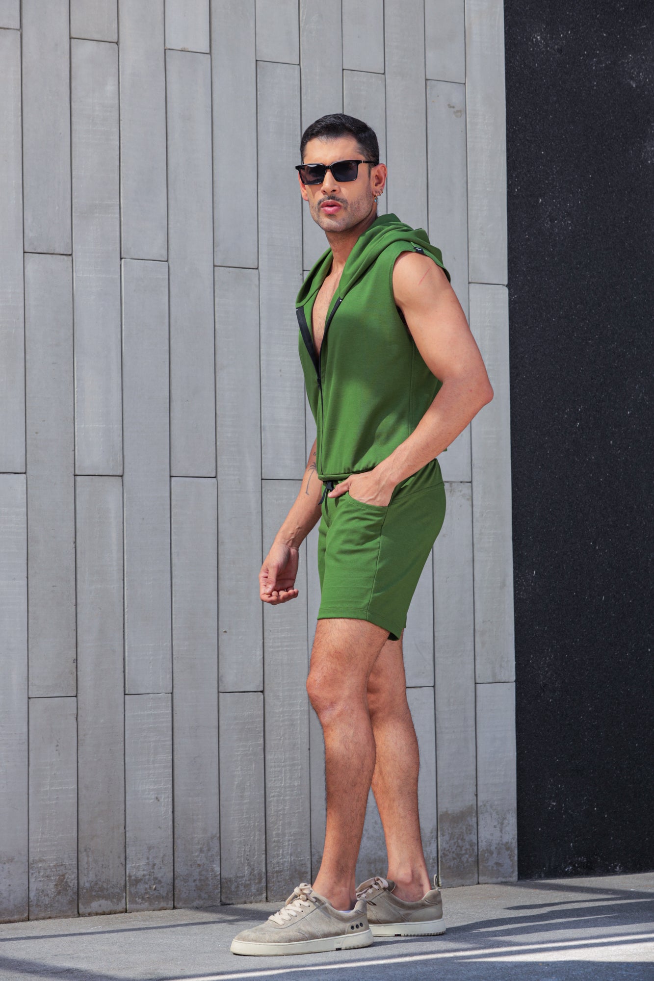 Macaquinho Masculino Modelo Machão com Capuz
