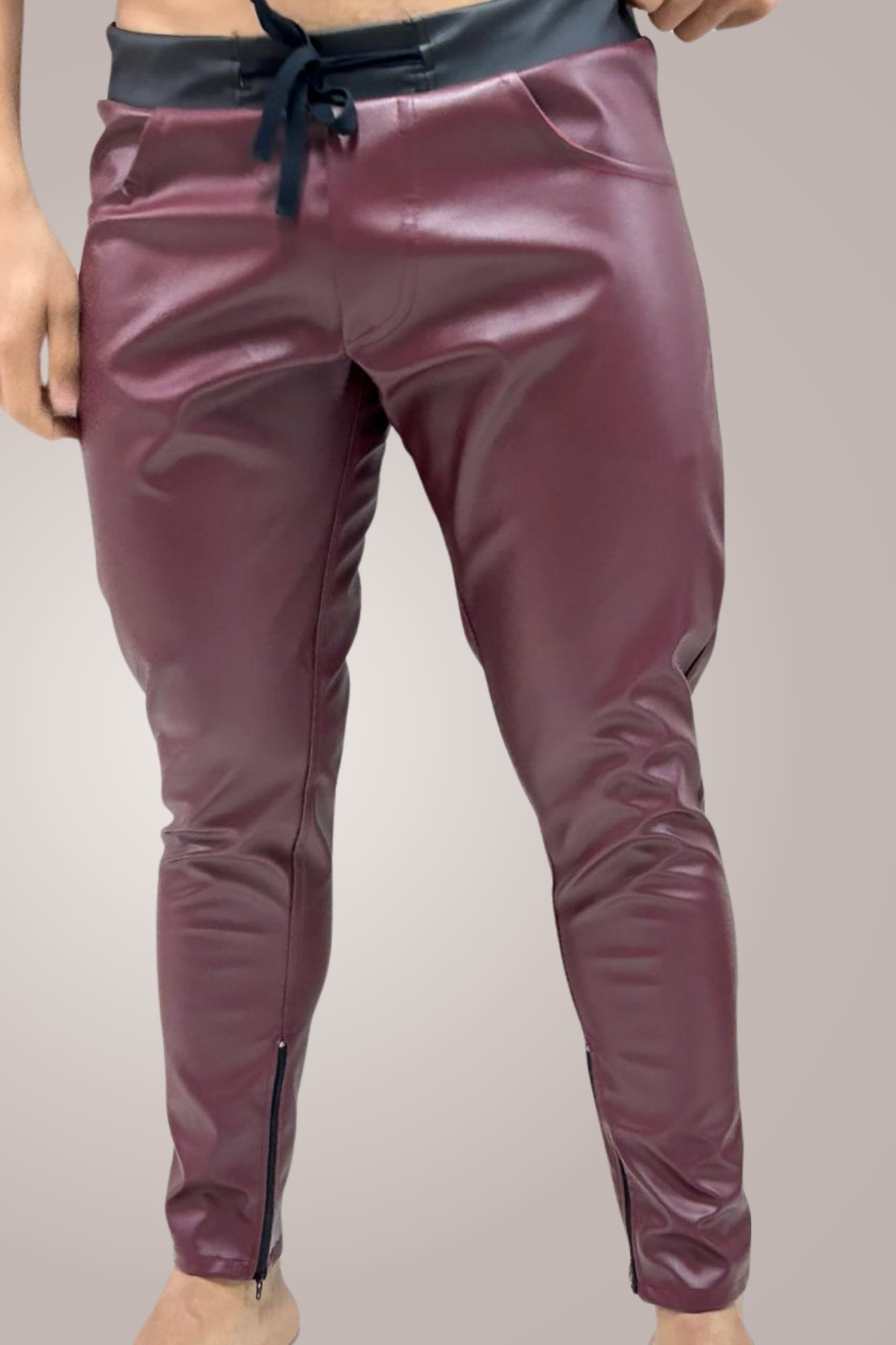 Calça Masculina Slim em Couro Ecológico Bordo - Ateliê João Vieira - JotaVê