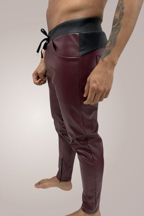 Calça Masculina Slim em Couro Ecológico Bordo - Ateliê João Vieira - JotaVê