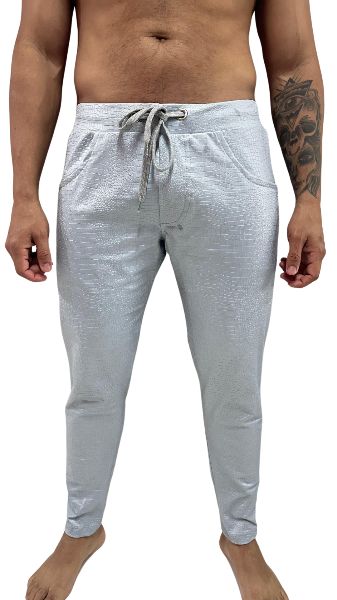 Calça Masculina em Cirrê Pele de Crocodilo Cinza - Ateliê João Vieira - JotaVê