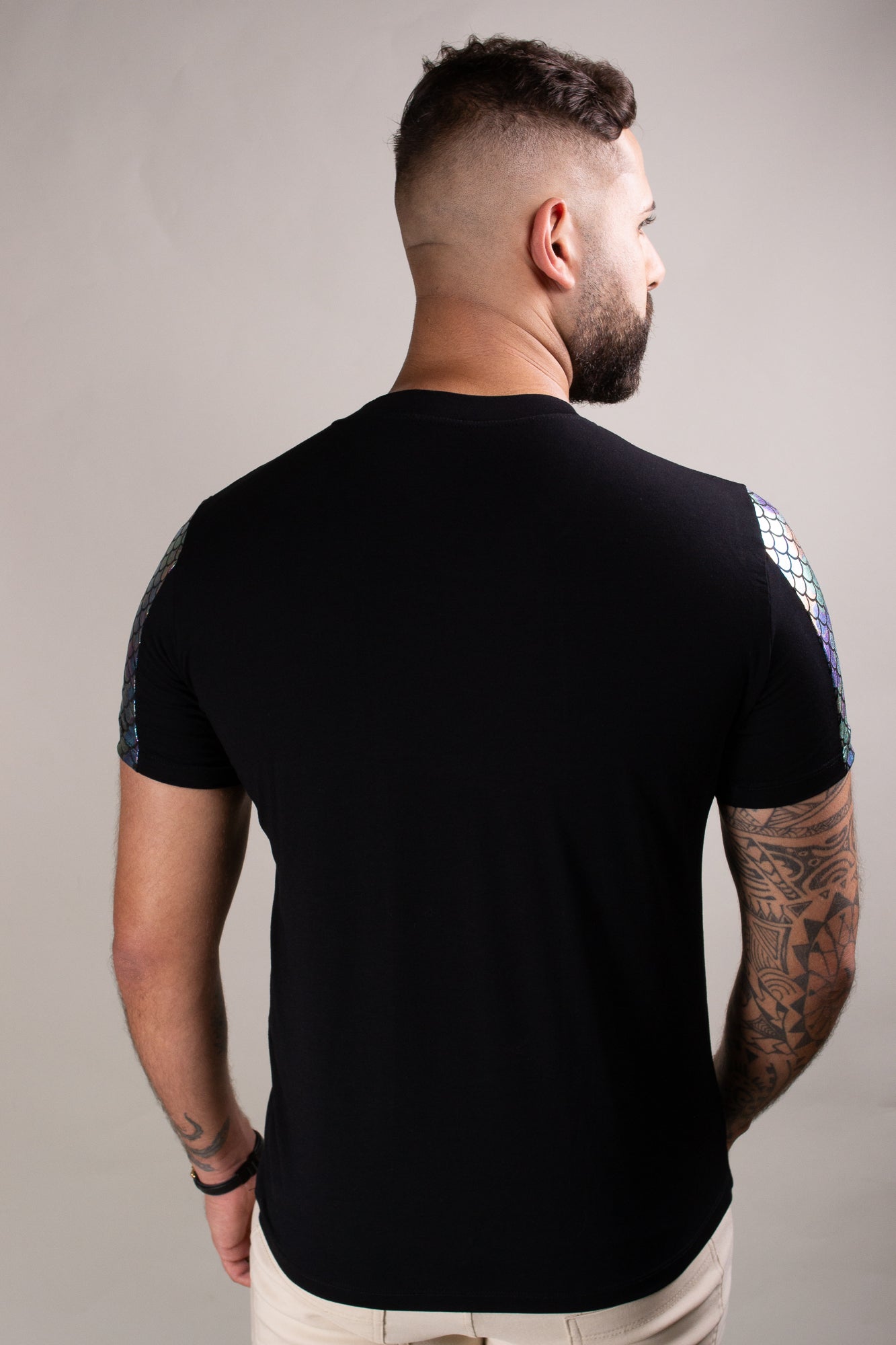 Camiseta Masculina Viscolycra Detalhe Frente e Mangas Cauda Sereia - Ateliê João Vieira - JotaVê