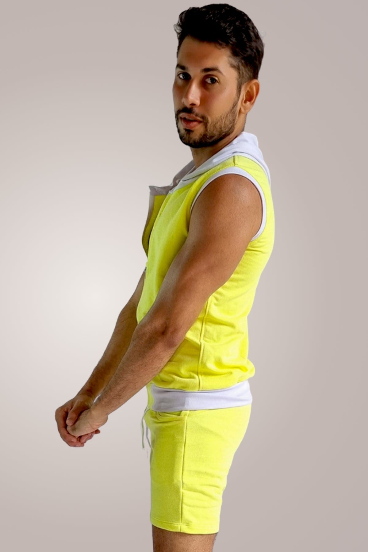 Conjunto Masculino Colete e Short em Moletinho Amarelo - Ateliê João Vieira - JotaVê