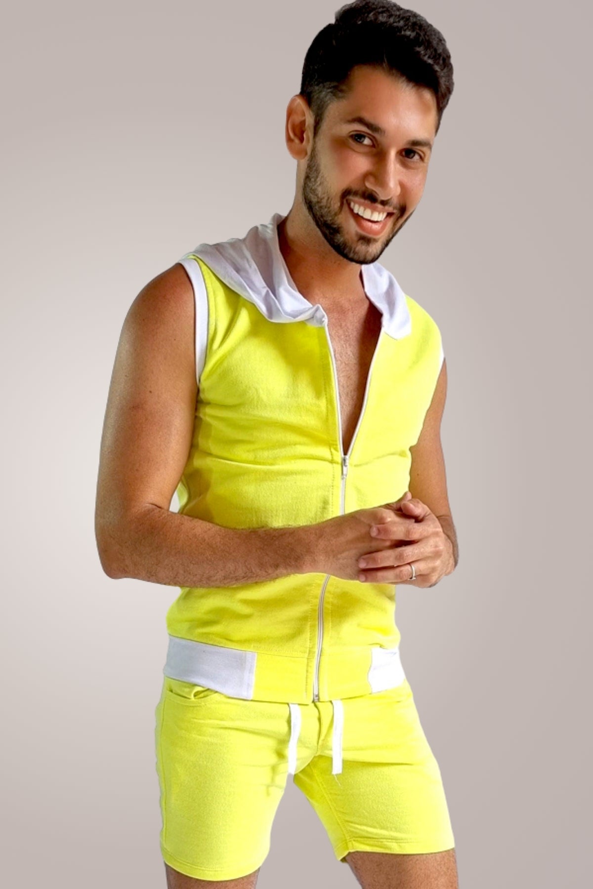 Conjunto Masculino Colete e Short em Moletinho Amarelo - Ateliê João Vieira - JotaVê