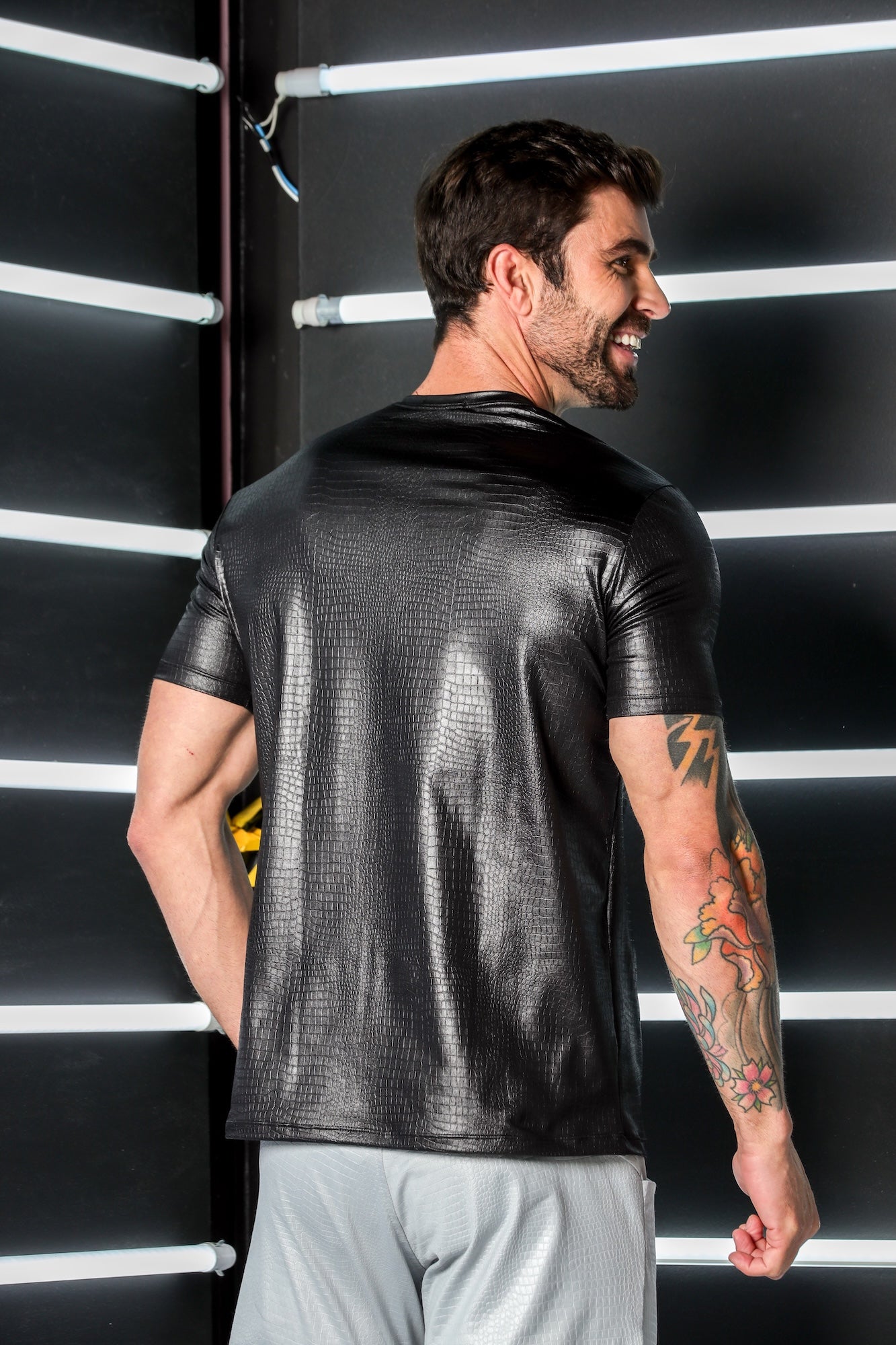 Camiseta Masculina em Cirrê Pele de Crocodilo