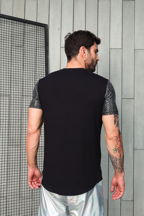 Camiseta Masculina Barra Arredondada Viscolycra com Detalhe em Paetê